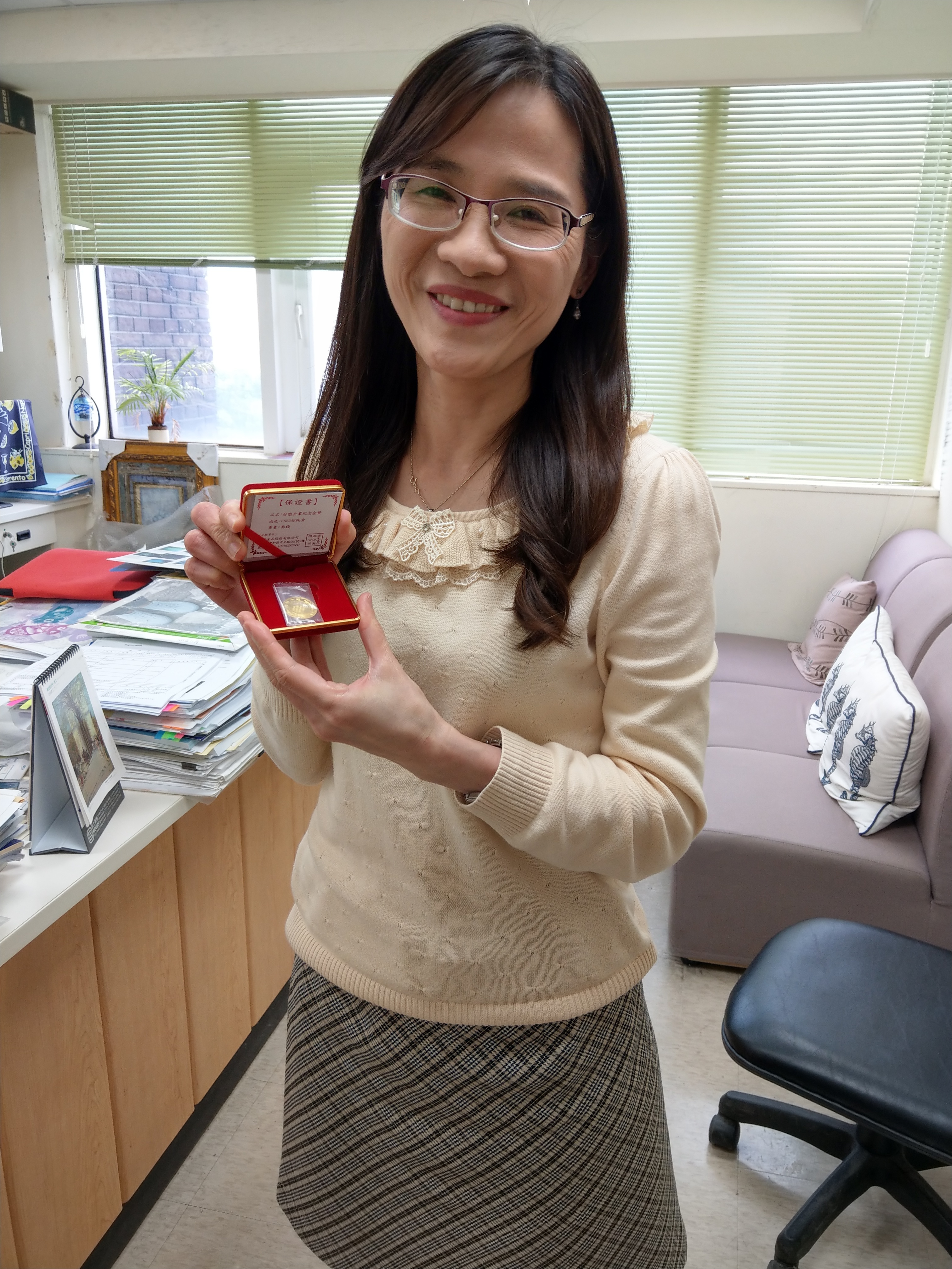 游佳融老師服務滿15年紀念金幣頒發2
